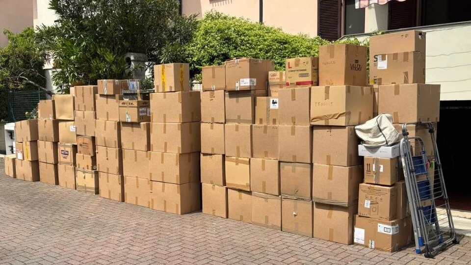 Operazione di trasloco con autoscala su palazzo