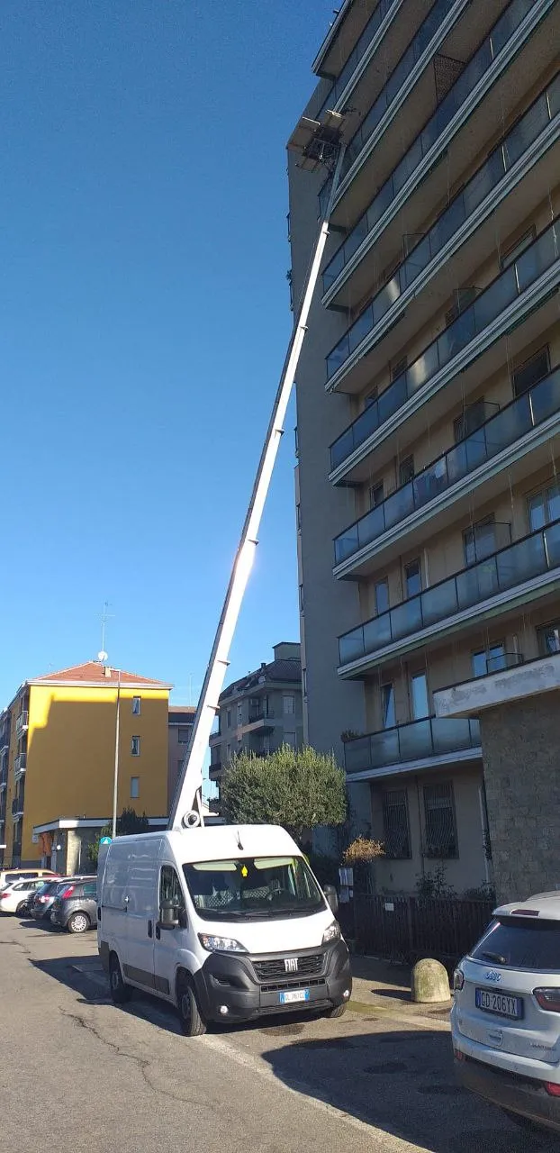 Foto autoscala installata per trasloco a Milano