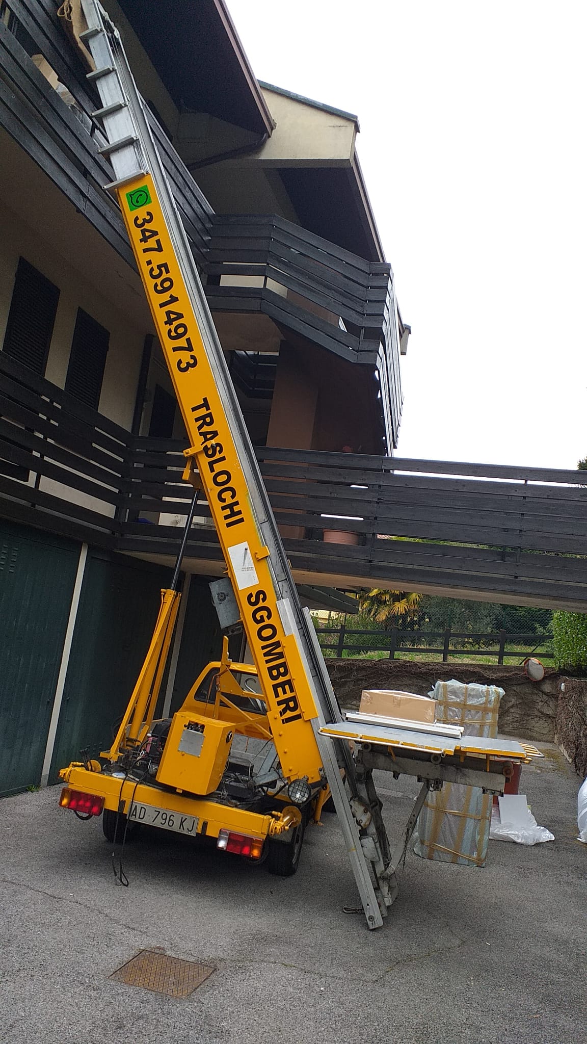 Foto autoscala installata per trasloco a Milano