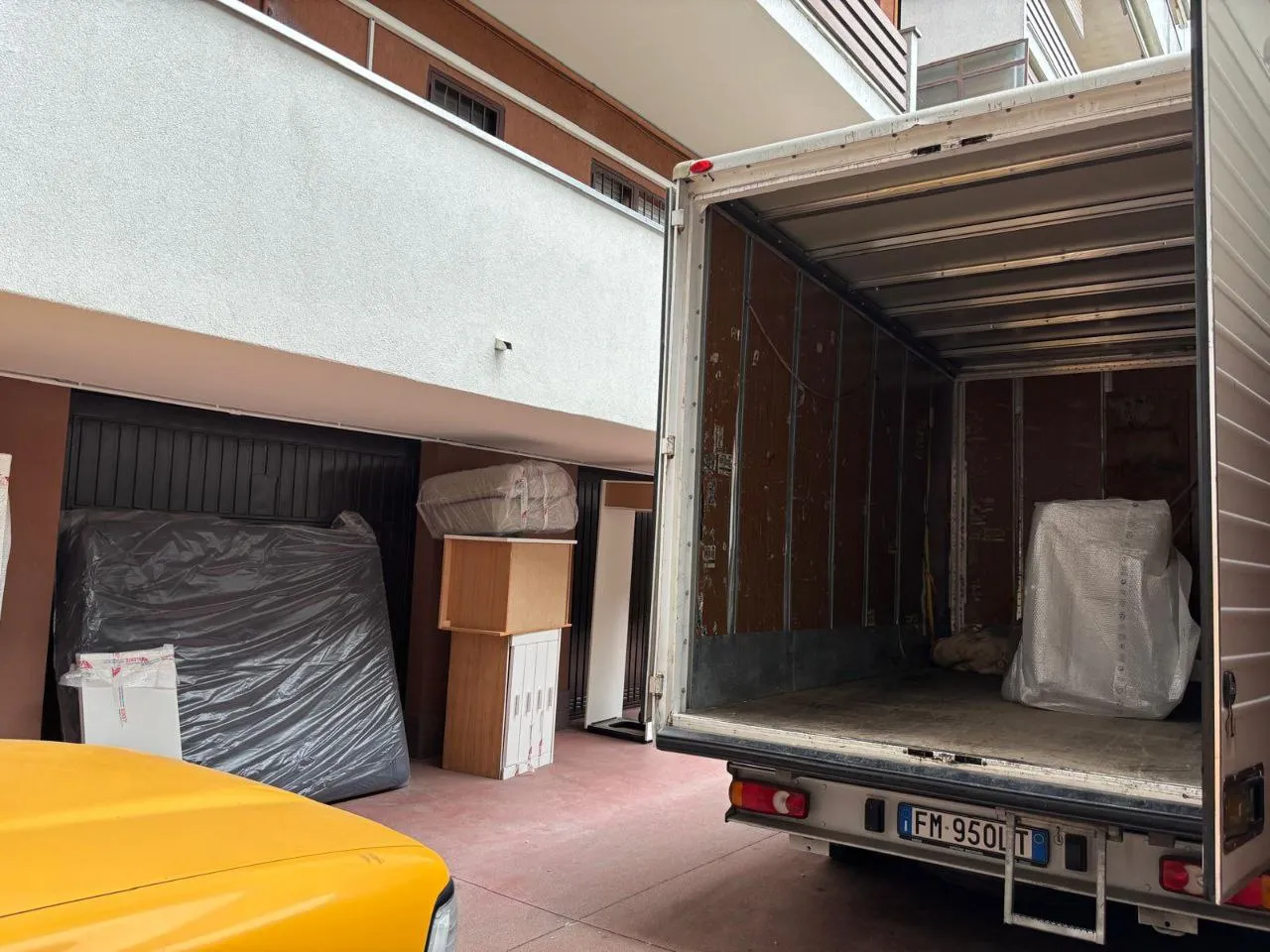 Dettaglio smontaggio e imballaggio mobili